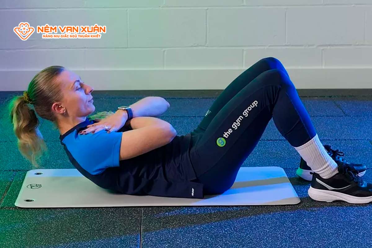 Gập bụng (Crunches) Đốt mỡ vùng bụng trên