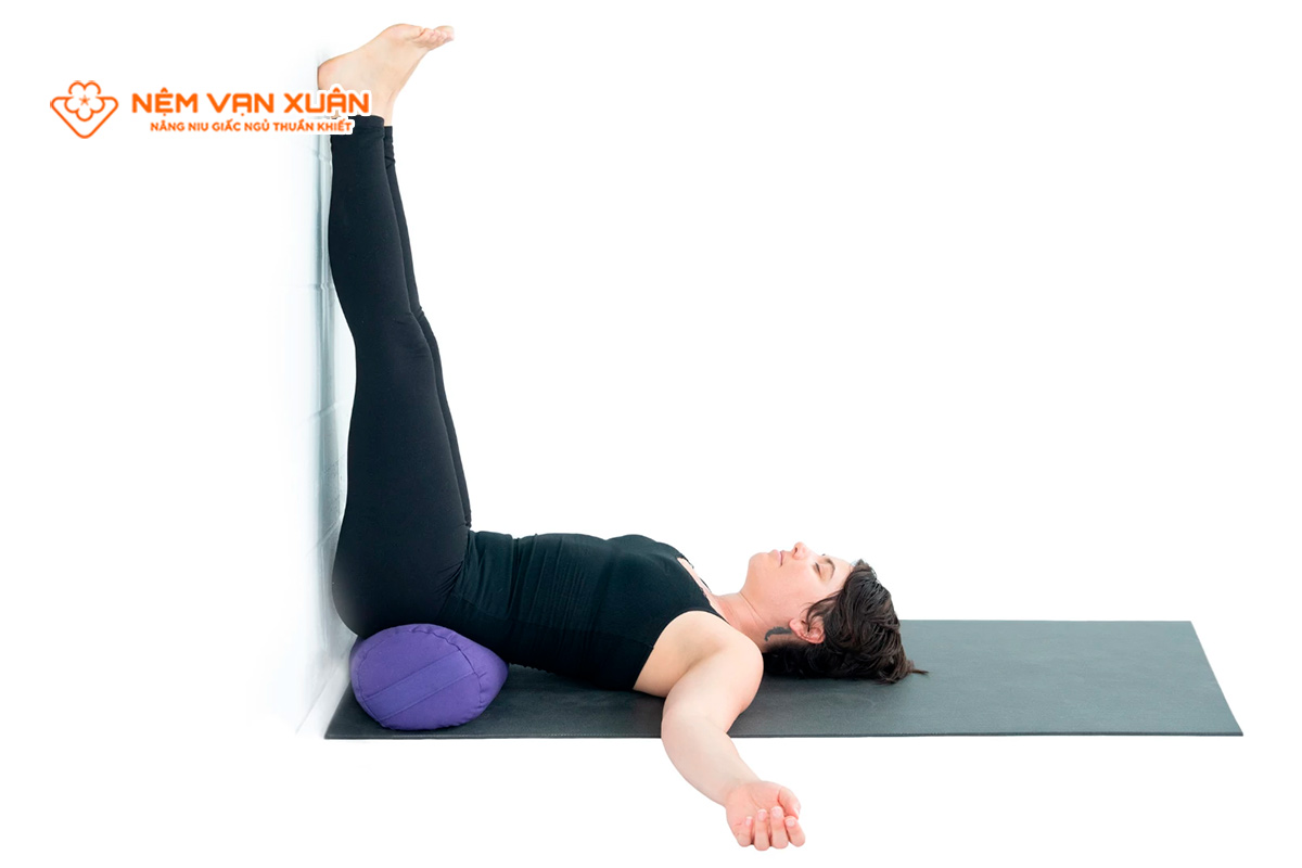Tư thế gác chân lên tường (Viparita Karani)