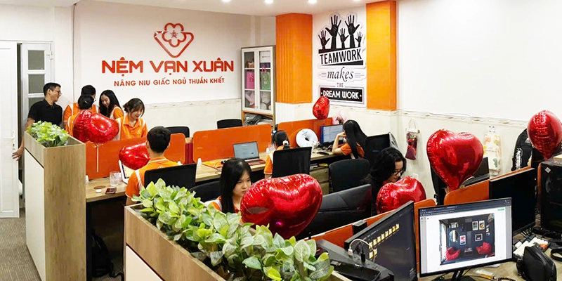 tuyen dung môi trường làm việc trẻ trung